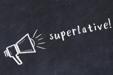 Hoparlörlerin tebeşir çizimi ve el yazısıyla yazılmış yazı siyah masanın üzerine mükemmel.