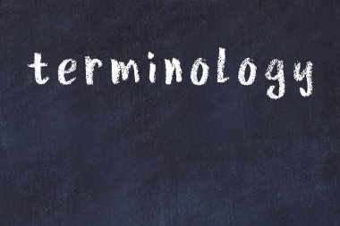 Üzerinde el yazısı terminolojisi olan üniversite kara tahtası.