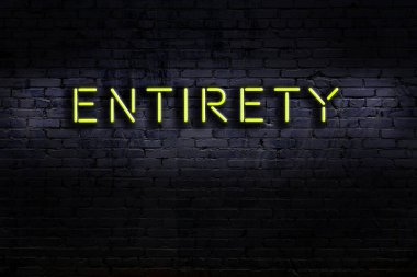 Geceleri duvarda neon levhası var. Yazı bütünlüğü