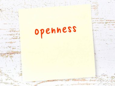 Açıklıkla ilgili hatırlatma kavramı. Tahta duvarda üzerinde yazı olan sarı yapışkan kağıt.