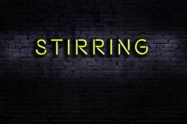 Geceleri duvarda neon levhası var. Yazı karıştırma