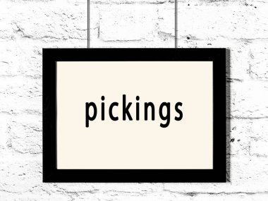 Siyah ahşap çerçeve, beyaz tuğla duvara yazı kazınmış. 