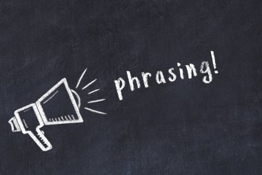 Hoparlör çizimi ve yazı cümlesi olan siyah karatahta