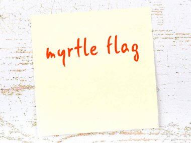 Myrtle bayrağını hatırlatma kavramı. Tahta duvarda üzerinde yazı olan sarı yapışkan kağıt.