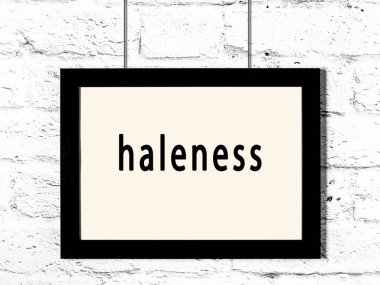 Siyah ahşap çerçeve beyaz tuğla duvarda asılı ilahi yazılar. 