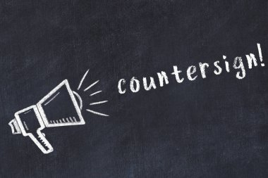 Hoparlörün tebeşir çizimi ve siyah masanın üzerine el yazısıyla yazılmış tezgah imzası.