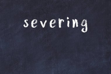 Tebeşir el yazısıyla yazılmış yazı siyah masada kesiliyor.