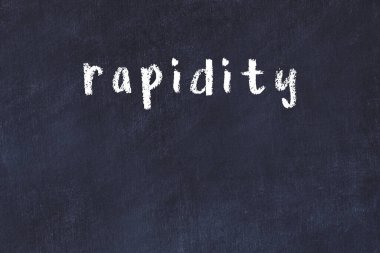 Üzerinde el yazısıyla yazılmış hızlı yazı tahtasının olduğu üniversite tahtası.