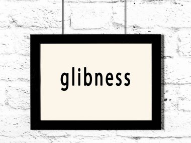 Beyaz tuğla duvarda asılı siyah ahşap çerçeve. 