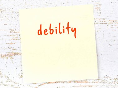 Hatırlatma yeteneği kavramı. Tahta duvarda üzerinde yazı olan sarı yapışkan kağıt.