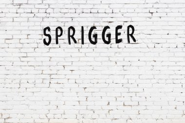 Üzerinde siyah boya olan beyaz tuğlalı duvar.