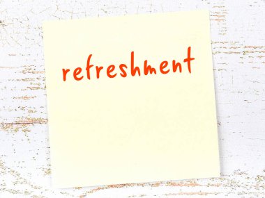 Ahşap duvardaki sarı yapışkan notta el yazısıyla yazılmış içecek var.