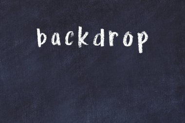 Tebeşir elle yazılmış yazı arkaplanı siyah masanın üzerinde