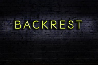 Duvarda yazı olan neon levhası. Gece görünümü