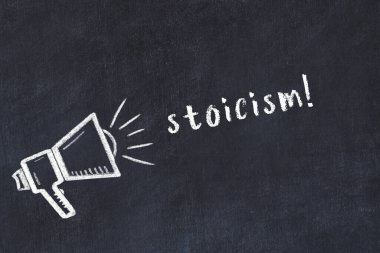 Hoparlörün tebeşir çizimi ve siyah masanın üzerine el yazısıyla yazılmış stoksisizm.