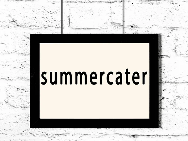 Μαύρο Ξύλινο Πλαίσιο Επιγραφή Summer Catering Κρέμεται Λευκό Τοίχο Τούβλο — Φωτογραφία Αρχείου