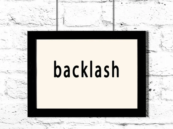 Quadro Madeira Preta Com Inscrição Backlash Pendurado Parede Tijolo Branco — Fotografia de Stock