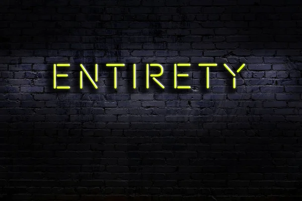 Geceleri duvarda neon levhası var. Yazı bütünlüğü