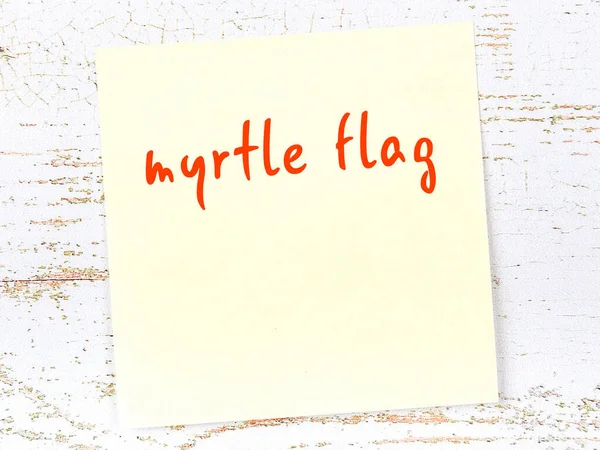 Herinnering Aan Myrtle Vlag Geel Plakkerig Velletje Papier Houten Muur — Stockfoto
