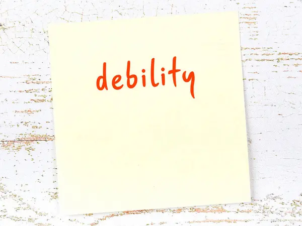 Hatırlatma yeteneği kavramı. Tahta duvarda üzerinde yazı olan sarı yapışkan kağıt.