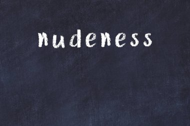 Tebeşir el yazısıyla yazılmış çıplaklık siyah masada.