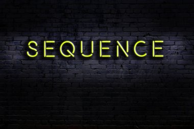 Geceleri duvarda neon levhası var. Yazı dizisi