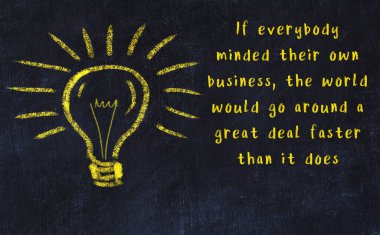 Bilgece bir alıntı ve siyah karatahtaya bir ampul çizimi