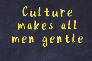 Siyah masa üzerine tebeşirle yazılmış zekice bir söz.