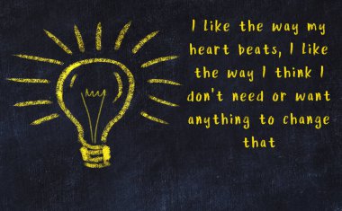 Bir karatahtaya ve bir ampul çizimine elle yazılmış akıllı bir alıntı.