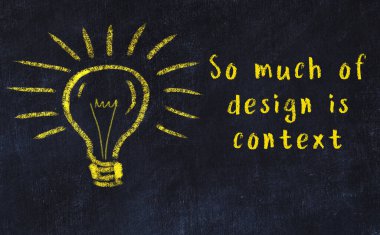 Bilgece bir alıntı ve siyah karatahtaya bir ampul çizimi