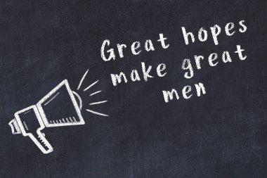 Bilge motivasyonel yazıtlı siyah karatahtaya hoparlör çizimi