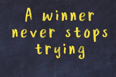 Siyah masa üzerine tebeşirle yazılmış zekice bir söz.