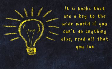 Bilgece bir alıntı ve siyah karatahtaya bir ampul çizimi