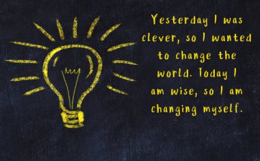 Bir karatahtaya ve bir ampul çizimine elle yazılmış akıllı bir alıntı.