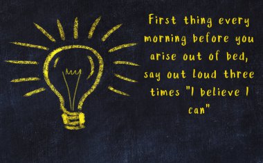 Bilgece bir alıntı ve siyah karatahtaya bir ampul çizimi