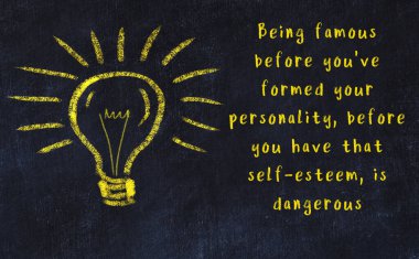 Bilgece bir alıntı ve siyah karatahtaya bir ampul çizimi