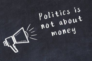 Bir hoparlörün tebeşir çizimi ve siyah karatahtaya el yazısıyla yazılmış alıntılar