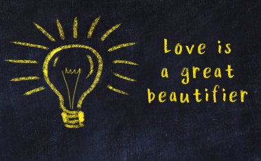 Bir karatahtaya ve bir ampul çizimine elle yazılmış akıllı bir alıntı.