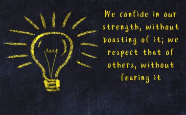 Bir karatahtaya ve bir ampul çizimine elle yazılmış akıllı bir alıntı.