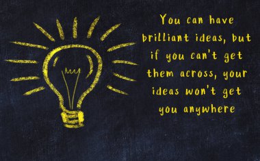 Bilgece bir alıntı ve siyah karatahtaya bir ampul çizimi