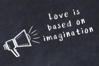 Bilge motivasyonel yazıtlı siyah karatahtaya hoparlör çizimi