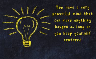 Bir karatahtaya ve bir ampul çizimine elle yazılmış akıllı bir alıntı.