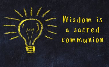Bir karatahtaya ve bir ampul çizimine elle yazılmış akıllı bir alıntı.