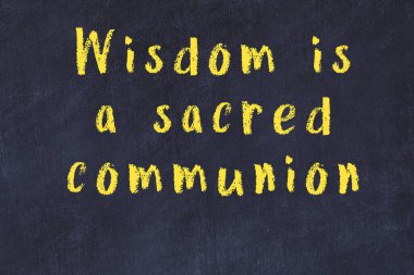 Bilgece motive edici el yazısı tebeşirle yazılmış siyah karatahta