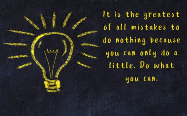 Bir karatahtaya ve bir ampul çizimine elle yazılmış akıllı bir alıntı.