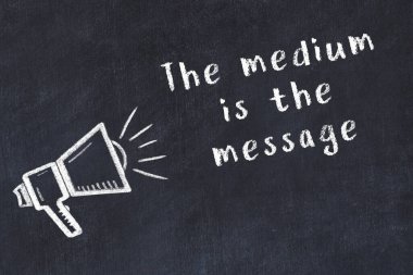 Bir hoparlörün tebeşir çizimi ve siyah karatahtaya el yazısıyla yazılmış alıntılar