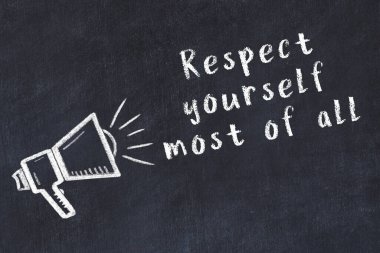 Bir hoparlörün tebeşir çizimi ve siyah karatahtaya el yazısıyla yazılmış alıntılar