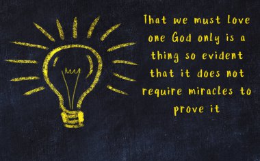 Bilgece bir alıntı ve siyah karatahtaya bir ampul çizimi