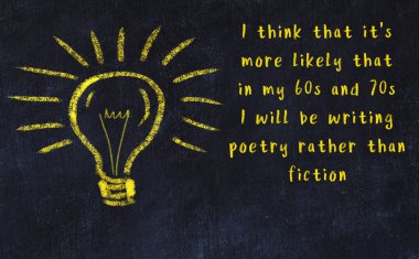 Bilgece bir alıntı ve siyah karatahtaya bir ampul çizimi