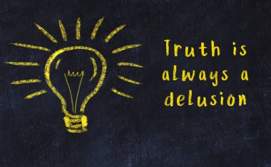 Bilgece bir alıntı ve siyah karatahtaya bir ampul çizimi